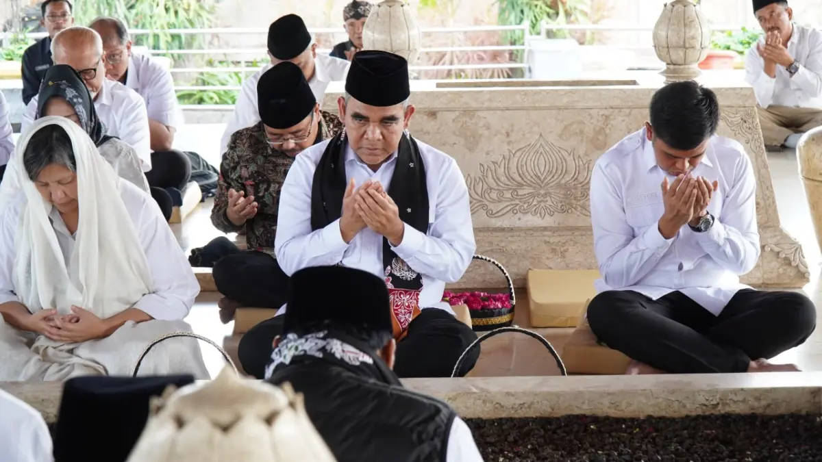 PROKOPIM UNTUK RADAR BLITAR
KHUSYUK: Ketua MPR Ahmad Muzani beserta jajaran berdoa di atas pusara Presiden RI Pertama Soekarno, Selasa (4/8). &nbsp;