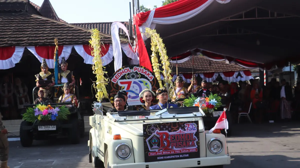 Prosesi Bedhol Pusaka mengawali rangkaian peringatan Hari Jadi ke-702 Kabupaten Blitar di Pendapa Ronggo Hadinegoro, Selasa (4/8).