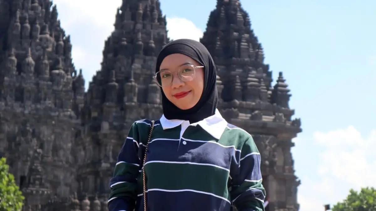 Perbedaan cara berkomunikasi bukan berarti hilangnya sopan santun. Dialog yang terbuka dan saling memahami menjadi kunci untuk menghapus stigma less attitude terhadap Gen Z, sekaligus membangun hubungan antargenerasi yang lebih harmonis dan saling menghargai.