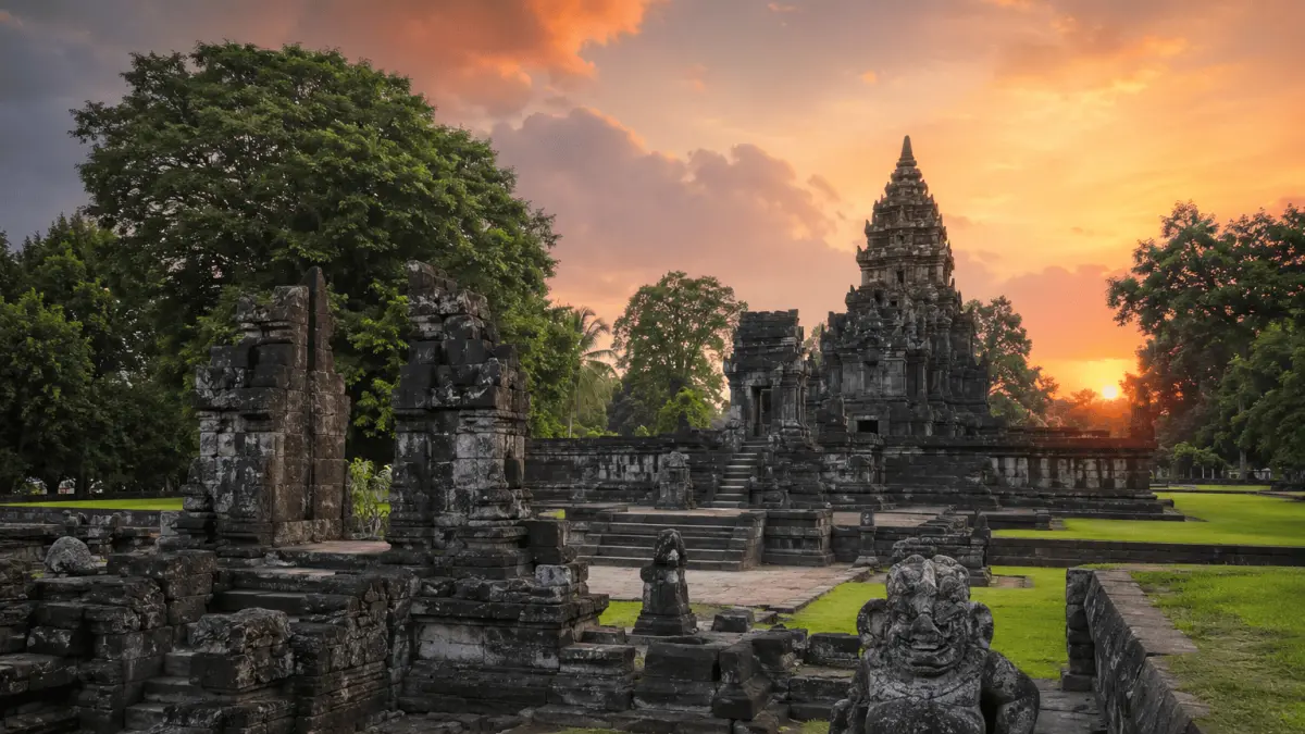 Candi Penataran, atau Candi Palah, menjadi saksi kejayaan peradaban Hindu di Jawa Timur. Kompleks candi terbesar di wilayah ini menyimpan sejarah, arsitektur megah, dan relief yang masih memukau hingga kini.