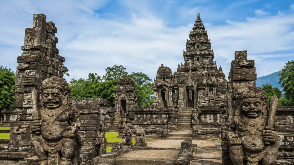 Candi Penataran di Blitar menyimpan jejak kejayaan masa Hindu di Jawa Timur. Selain dikenal sebagai kompleks percandian terbesar di wilayah ini, candi ini juga menyimpan relief, arca, dan berbagai kisah sejarah yang masih menjadi daya tarik hingga kini.