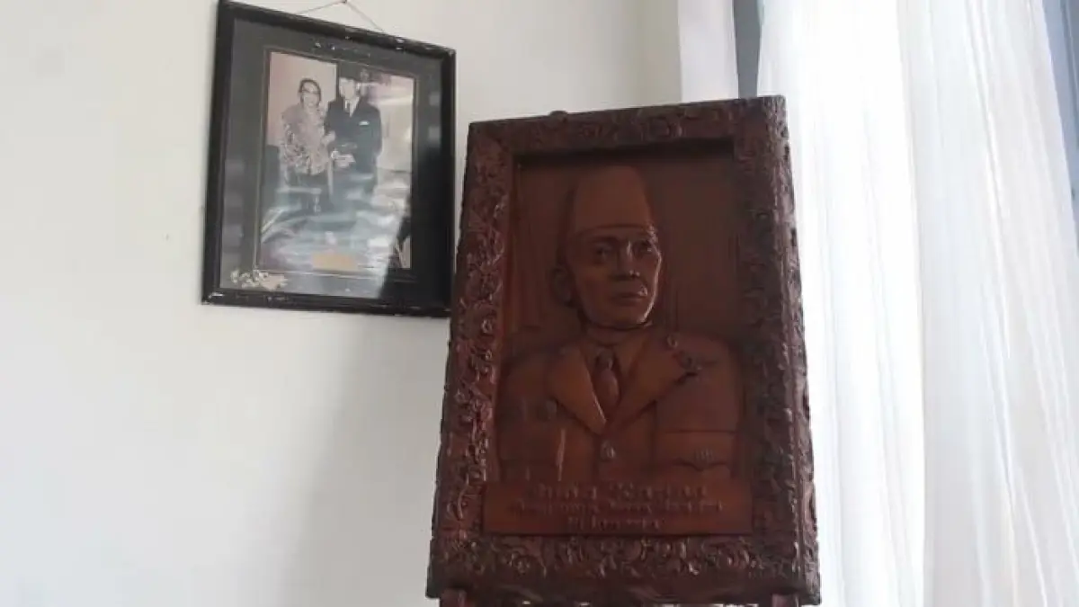 Istana Gebang di Kota Blitar menjadi cagar budaya yang menyimpan jejak kehidupan Bung Karno, lengkap dengan kamar pribadi dan mobil bersejarah.