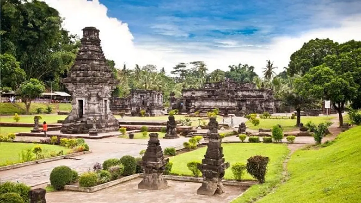 Legenda Gunung Kelud dan Candi Penataran menjadi bagian dari kisah yang hidup di tengah masyarakat Blitar. Kompleks candi yang telah berdiri sejak masa kerajaan dipercaya memiliki keterkaitan dengan upaya spiritual masyarakat pada masa lampau dalam memohon keselamatan dari aktivitas Gunung Kelud.