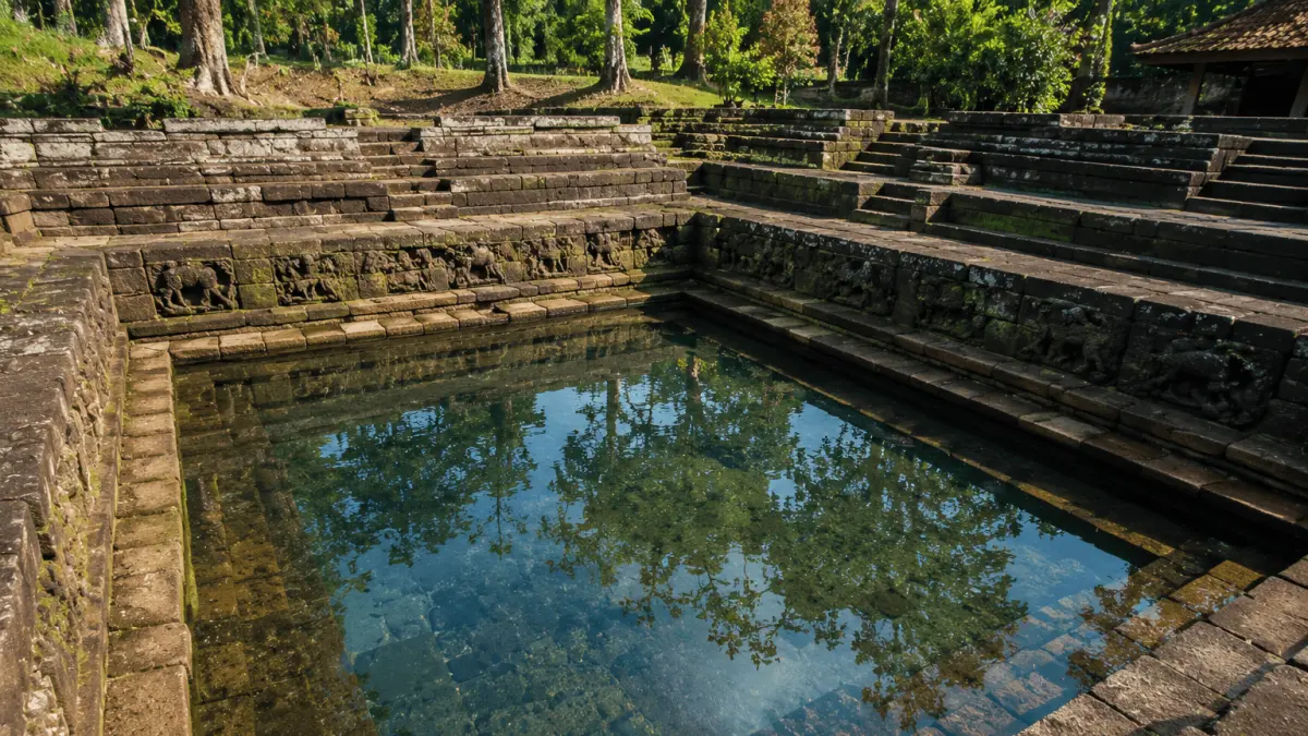 Kolam Petirtaan Candi Penataran menjadi salah satu peninggalan bersejarah yang masih terjaga hingga kini. Airnya yang jernih, relief Kisah Tantri, serta nilai budaya dan spiritual yang melekat menjadikan lokasi ini sebagai daya tarik wisata sejarah di Blitar.
