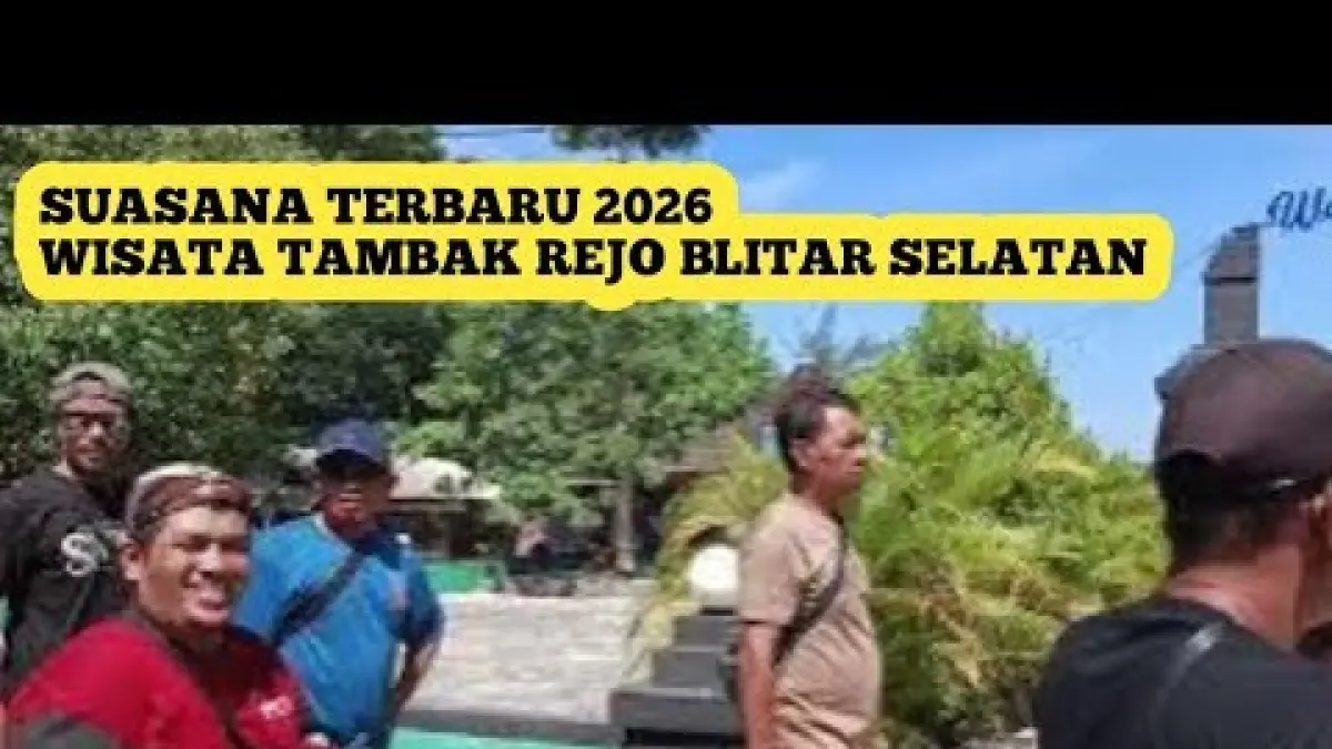 Pantai Tambakrejo Blitar ramai pengunjung pada Minggu. Ombak besar membuat wisatawan memilih bersantai dan menikmati suasana dari tepi pantai.