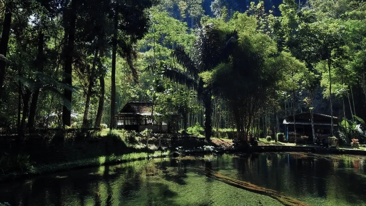 Rambut Monte Blitar menawarkan telaga biru tosca, ikan dewa, Candi Rambut Monte, dan panorama alam yang masih asri. Simak daya tarik lengkap destinasi ini. (PINTEREST)