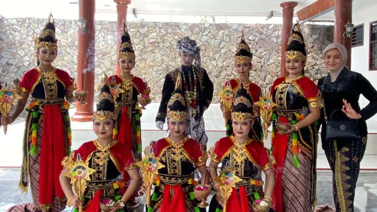 SENIMAN MUDA: Sejumlah penari besutan Sanggar Patria Loka usai pementasan di pelataran kompleks Makam Bung Karno.