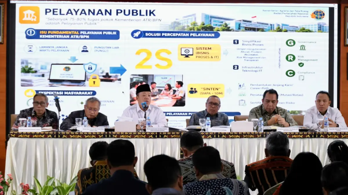 Menteri Agraria dan Tata Ruang/Kepala Badan Pertanahan Nasional (ATR/BPN), Nusron Wahid, meminta seluruh pegawai Kementerian ATR/BPN, termasuk jajaran di Kantor Wilayah (Kanwil) BPN Provinsi Nusa Tenggara Timur (NTT) untuk menjadikan masyarakat sebagai poros pelayanan pertanahan.