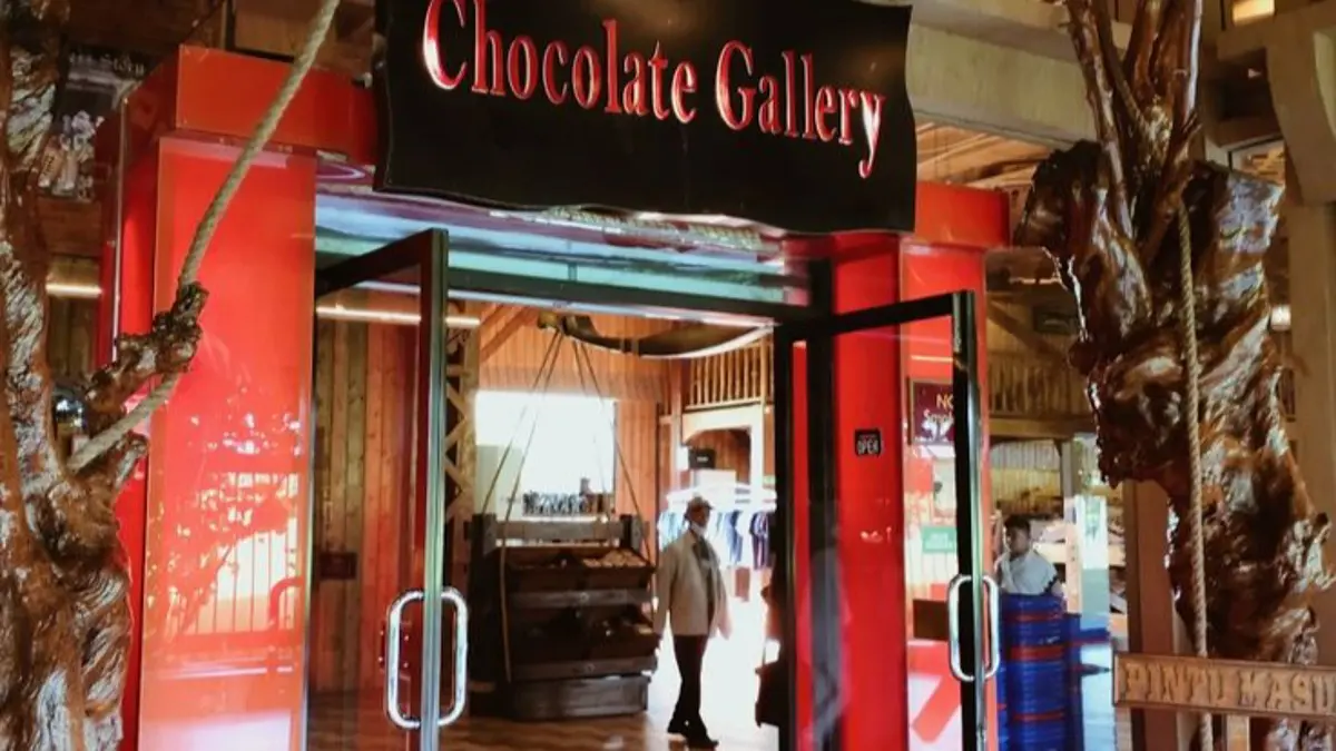 Kampung Coklat Blitar menawarkan wisata edukasi, wahana keluarga, galeri cokelat, kuliner, hingga pusat oleh-oleh lengkap yang cocok untuk liburan bersama anak. (Pinterest) 
