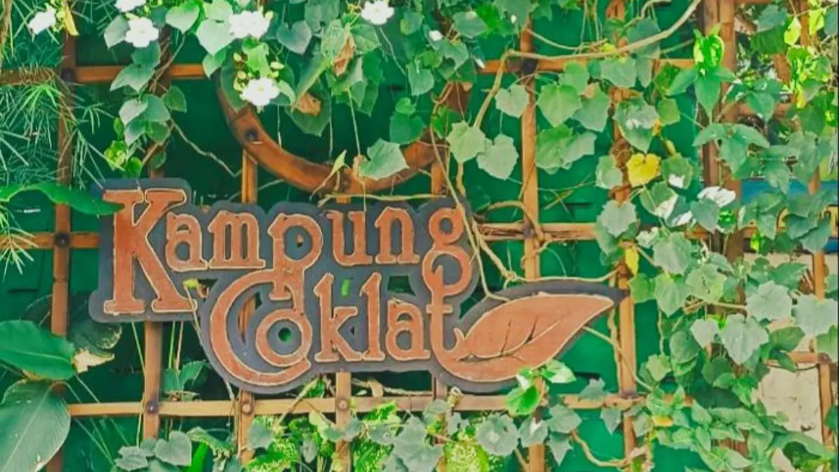 Kampung Coklat Blitar menghadirkan wisata edukasi kakao, galeri cokelat, wahana permainan, kuliner, serta pusat oleh-oleh yang cocok untuk liburan keluarga.(Pinterest) 