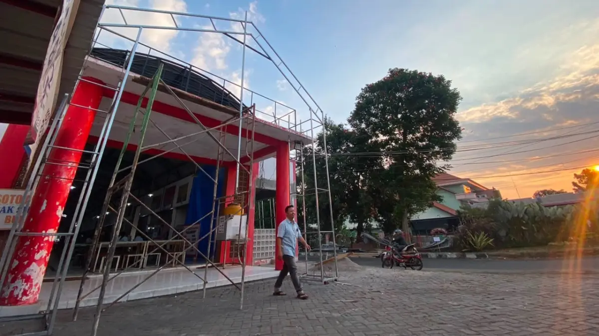 MOCH. LUKI AZHARI/RADAR BLITAR
DIPERBAIKI: Kawasan pasar kuliner di Jalan Ahmad Yani, Kecamatan Sananwetan, dapat sentuhan revitalisasi agar tampak lebih menarik.