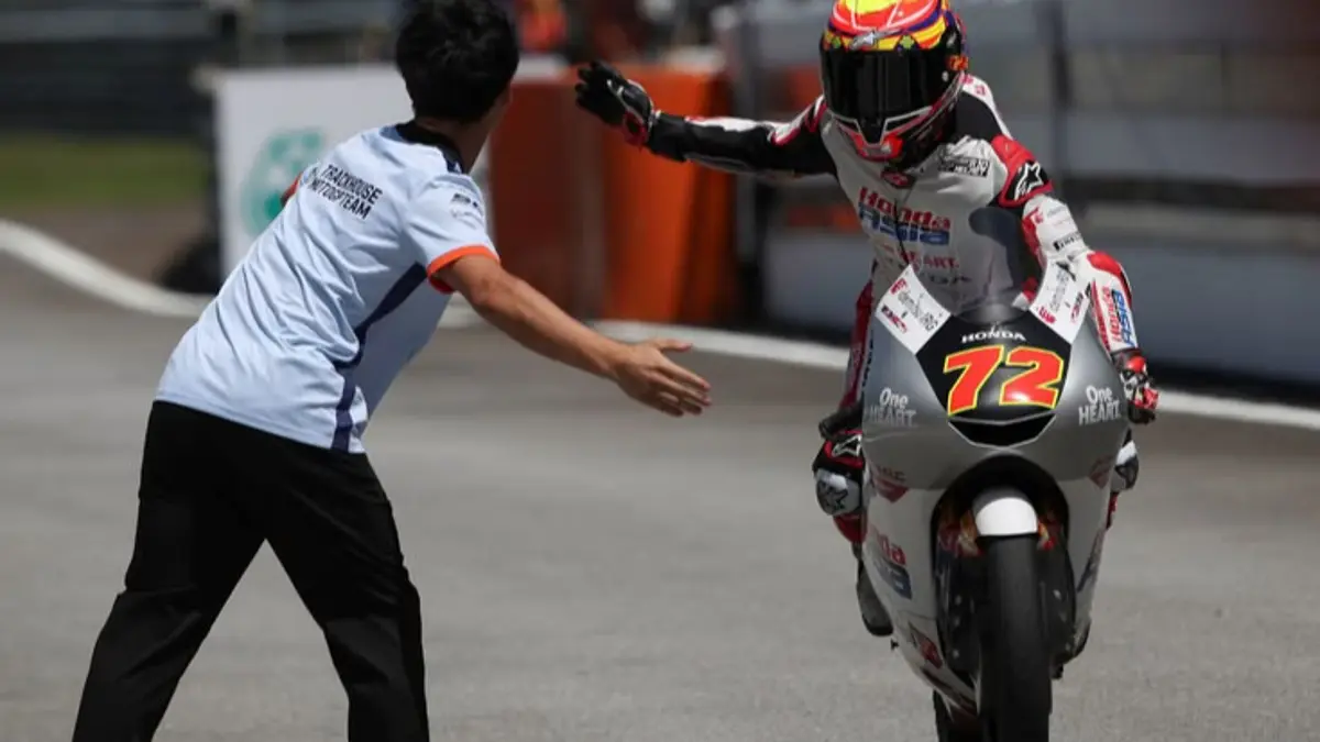 Feda Ega Pratama tampil impresif di Practice Moto3 Silverstone. Pembalap Indonesia itu konsisten di barisan depan dan berhasil lolos langsung ke Q2.(Pinterest) 