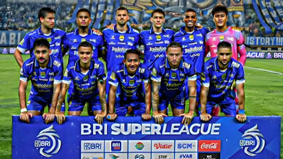 Persib Bandung kembali bertemu Persija Jakarta pada awal Super League 2026-2027. Duel rival klasik ini diprediksi berlangsung sengit.(Pinterest) 