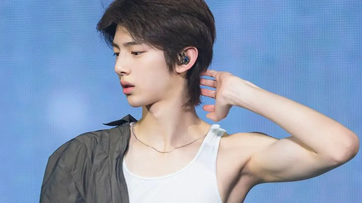Juhoon CORTIS kembali disorot karena kebiasaannya memperhatikan Martin. Gestur kecil itu membuat fans ramai membahas kedekatan keduanya. (Pinterest) 