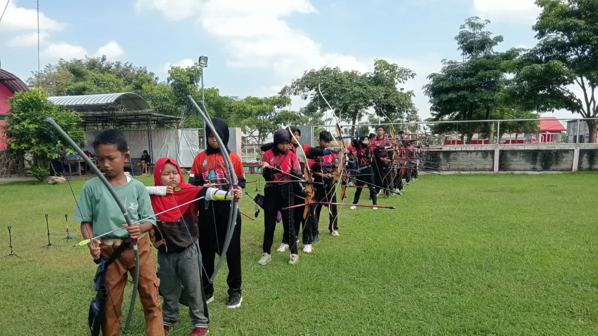 LATIHAN KERAS: Atlet panahan Kota Blitar berlatih rutin di kawasan Sport Center. 
