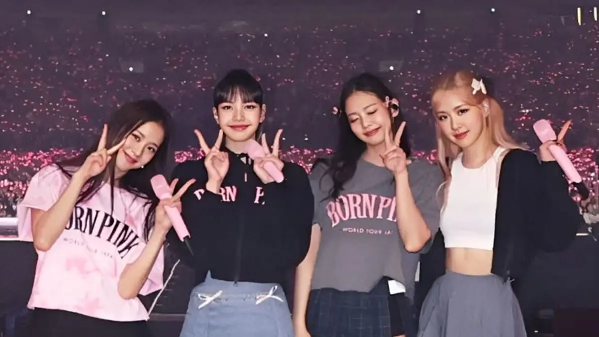 Lisa BLACKPINK kembali disorot setelah video makan malam bersama keluarga dan pria misterius di Thailand viral. Benarkah sosok itu Blue Pong Tiwat? (Pinterest) 
