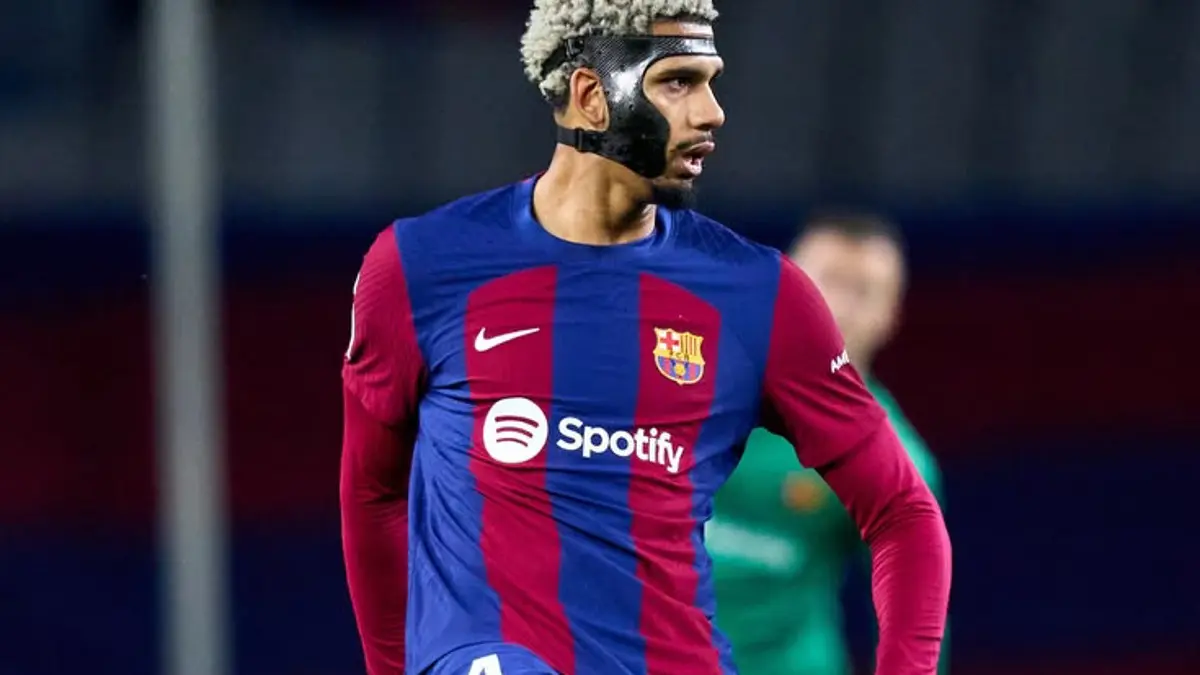 Liverpool dikaitkan dengan bek Uruguay di tengah duel kontra Barcelona. Rumor transfer ini membuat masa depan lini belakang The Reds jadi sorotan. (Pinterest) 