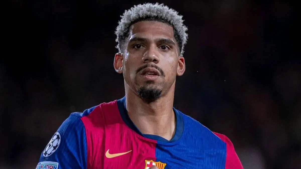Liverpool dikaitkan dengan pemain bertahan Uruguay. Rumor transfer mencuat saat The Reds menghadapi Barcelona dalam laga penuh tekanan.(Pinterest) 