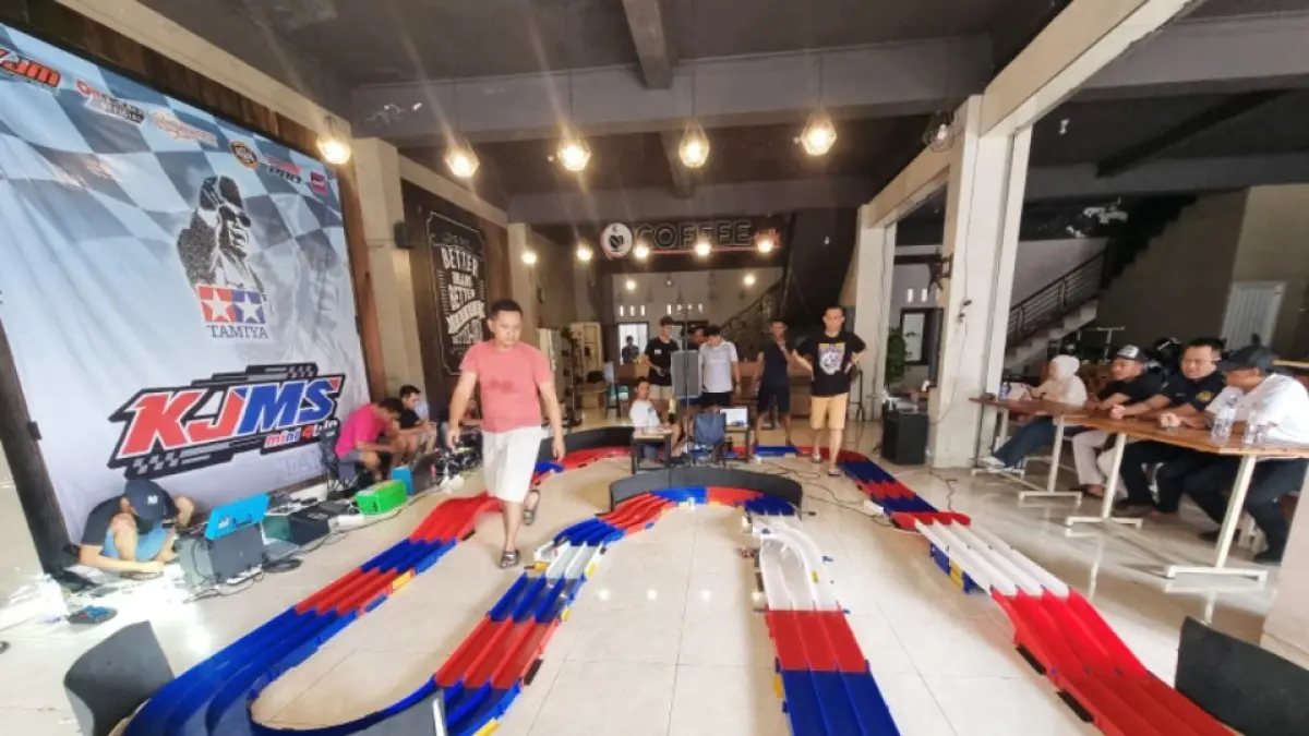 Mini 4WD UNTUK RADAR BLITAR
HOBI JADI PRESTASI: Latihan bersama balap tamiya yang digelar komunitas Mini 4 WD di Kota Blitar beberapa waktu lalu.