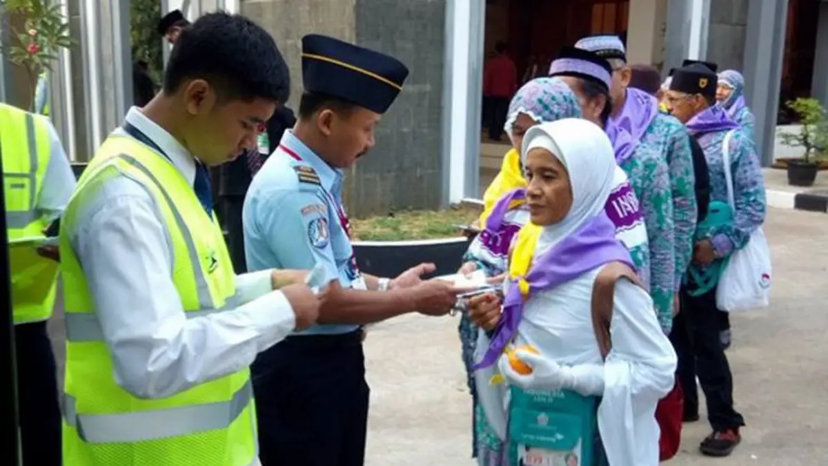 Pelaksanaan ibadah haji memiliki rangkaian panjang, mulai dari ihram, wukuf di Arafah, mabit di Muzdalifah, hingga lempar jumrah di Mina. (Pinterest) 