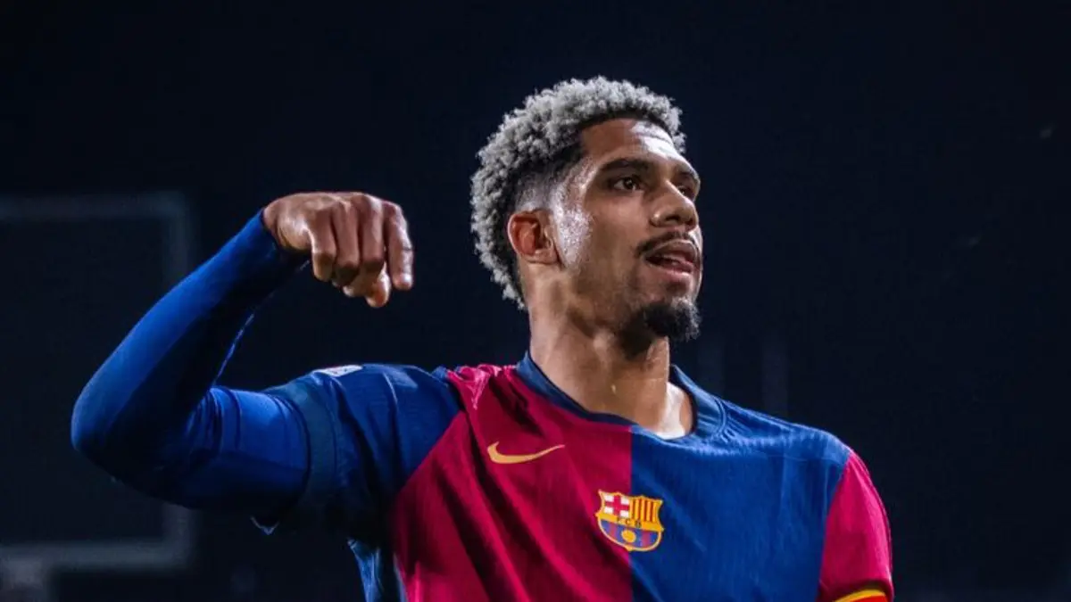 Ronaldo Araujo ke Liverpool jadi kejutan transfer. Bek Barcelona itu disebut menjadi solusi kedalaman skuad sekaligus petunjuk rencana besar The Reds. (Pinterest) 