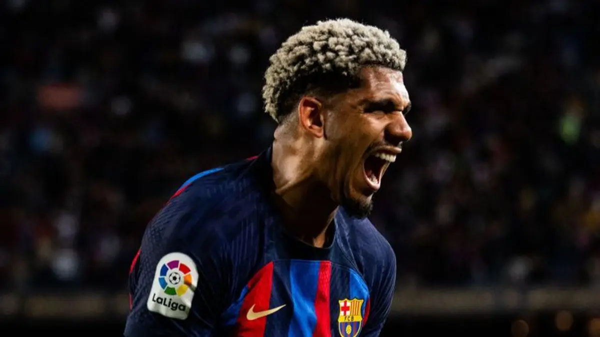 Ronaldo Araujo ke Liverpool menjadi kejutan bursa transfer. Kedatangannya dinilai sebagai solusi kedalaman skuad sekaligus petunjuk rencana besar The Reds. (Pinterest) 