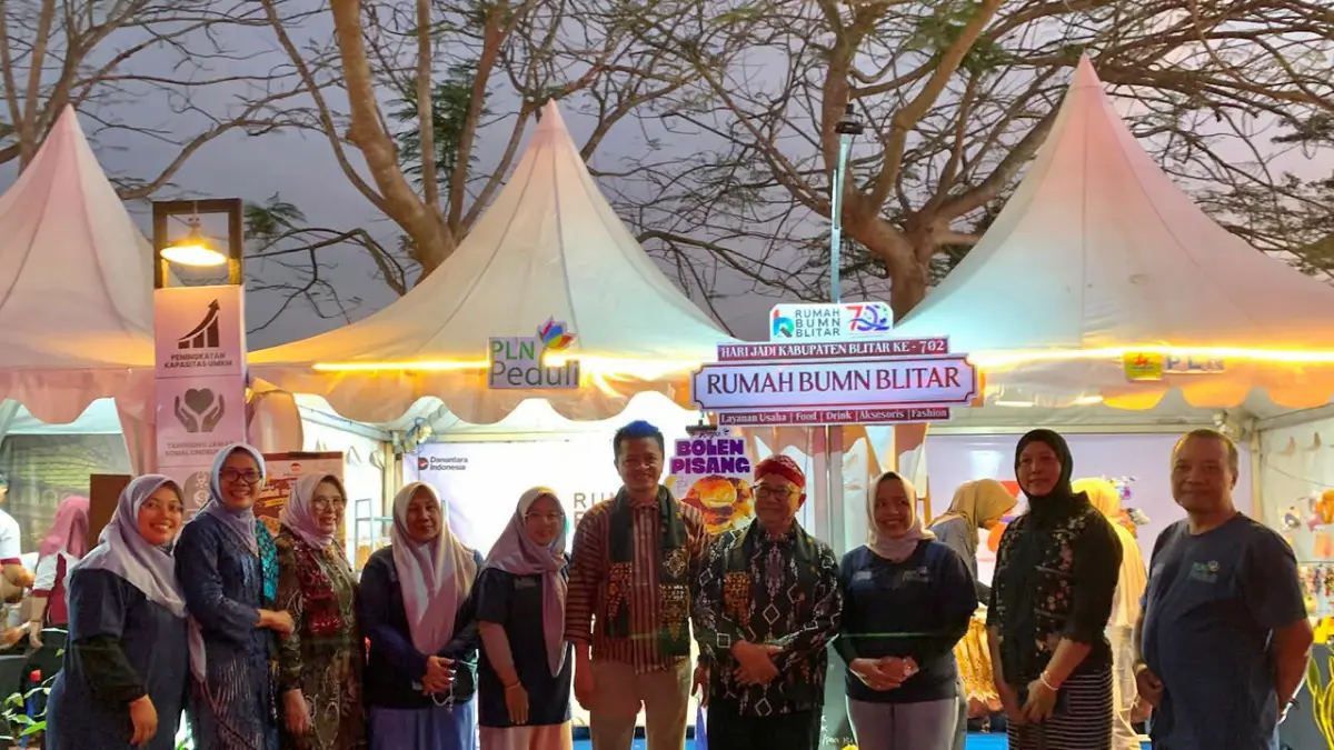 DONGKRAK EKONOMI: Bupati Rijanto dan Wakil Bupati Beky Herdihansah saat sesi foto bersama Penqurus Rumah BUMN Blitar, Sulistyaningsih (tiga dari kanan) di stan Blitaria Expo 2026 di Alun-alun Kabupaten Blitar, Kamis (6/8). (KAFFID DAMANHURI UNTUK JAWA POS RADAR BLITAR)
