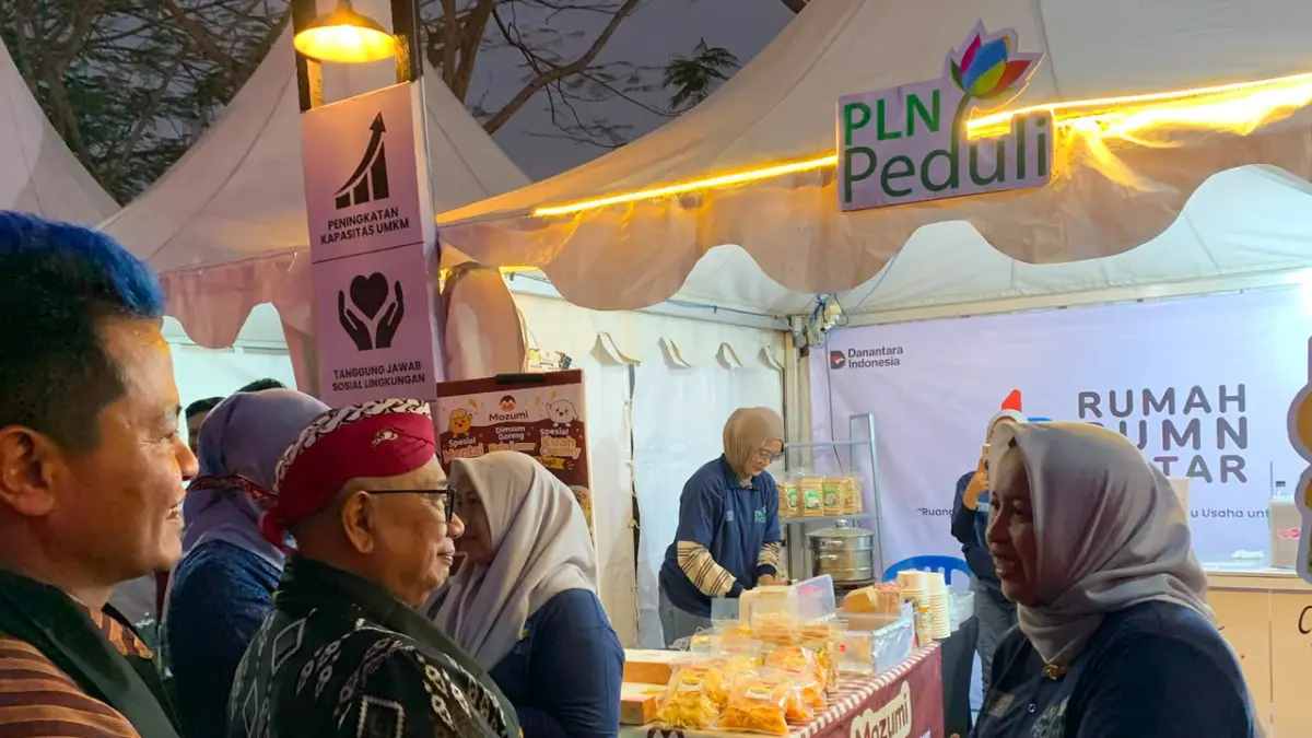DUKUNG PENUH: Pengurus Rumah BUMN Blitar, Sulistyaningsih (kanan) menerima kunjungan sekaligus apresiasi dari Bupati Blitar Rijanto atas kontribusi Rumah BUMN Blitar dalam perluasan akses pasar UMKM. (KAFFID DAMANHURI UNTUK JAWA POS RADAR
BLITAR)