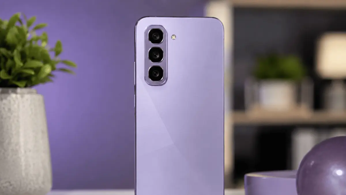 Ilustrasi Infinix Hot 70 dengan desain ungu elegan, menonjolkan kamera, tampilan premium, dan karakter HP Rp2 jutaan.
