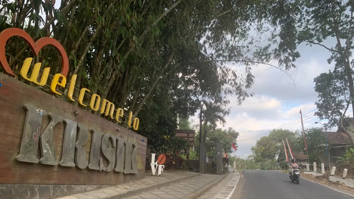 JALUR UTARA: Jalan masuk Desa Krisik yang menjadi jalur akses Blitar-Ngantang, Kabupaten Malang hingga menuju Batu.