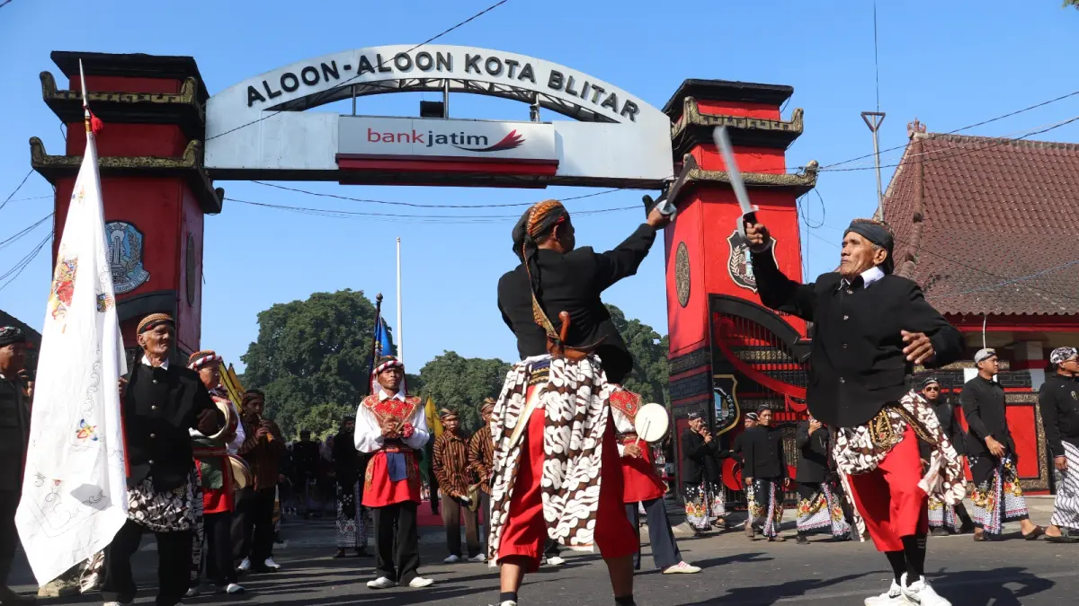 
LINCAH: Pemain Reog Bulkiyo yang sudah sepuh beratraksi menampilkan gerakan saat kirab Pisowanan Ageng Hari Jadi Ke-702 Blitar, Rabu (5/8).