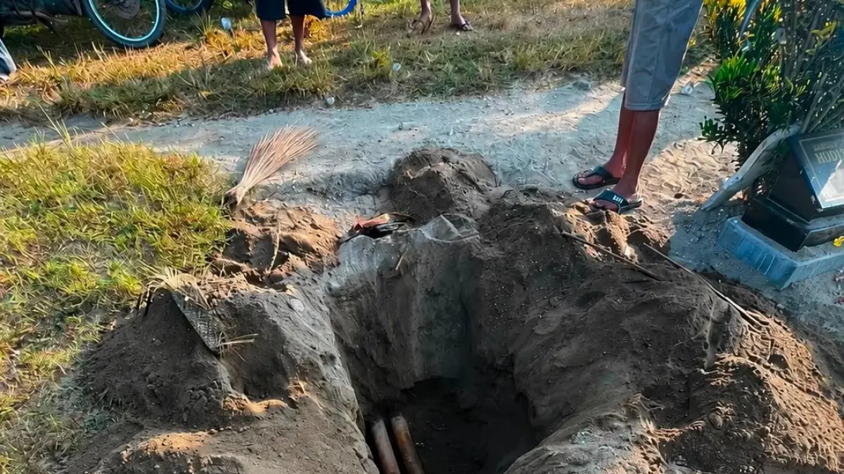 Makam warga di Desa Karanggondang, Kecamatan Udanawu, diduga dibongkar orang tak dikenal. Polisi telah mengecek lokasi, namun keluarga memilih tak melapor.
