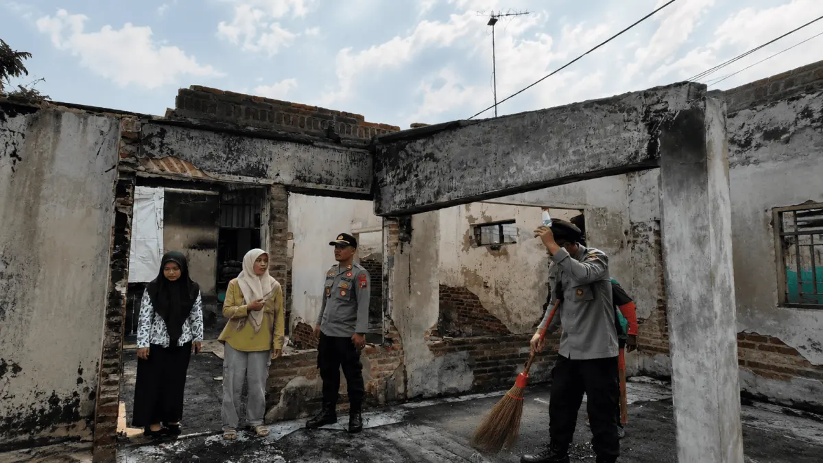 POLSEK KESAMBEN/RADAR BLITAR
PEDULI: Polisi menyerahkan bantuan dan gotong royong membersihkan puing-puing sisa kebakaran, Kamis (6/8).  
