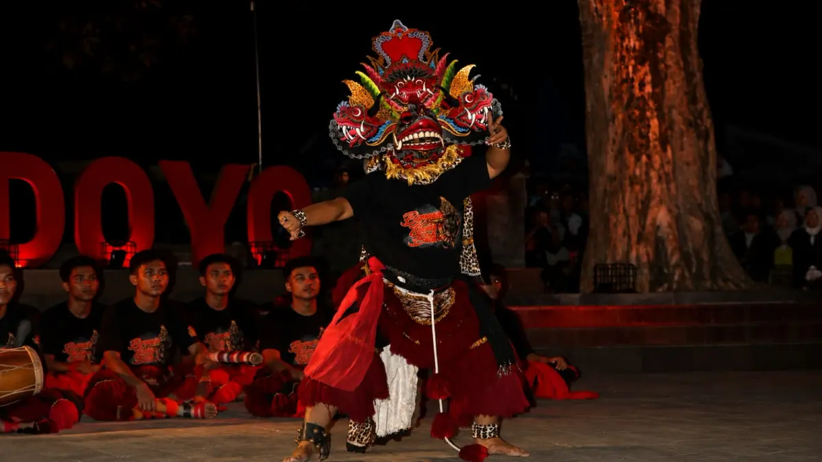 WARISAN BUDAYA: Penari memainkan barongan dengan lincah untuk menghibur warga di Alun-Alun Lodoyo, Sabtu (1/8). 
