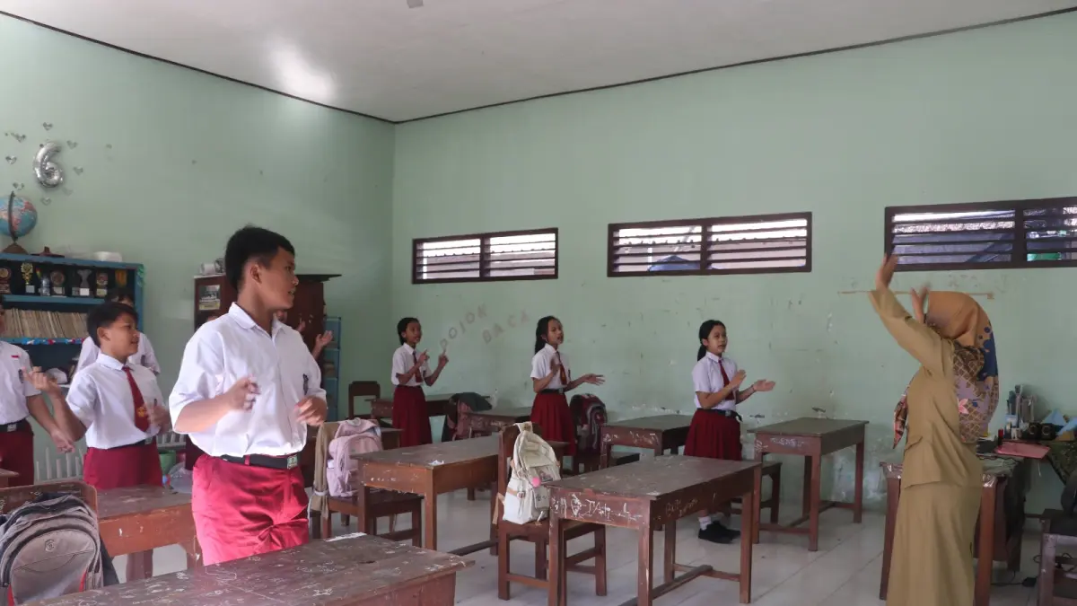 Sejumlah siswa mengikuti kegiatan belajar mengajar di ruang kelas. Pemkab Blitar kembali mengalokasikan anggaran Rp 6 miliar untuk program bantuan kain seragam gratis yang menyasar sekitar 20 ribu siswa baru jenjang SD dan SMP pada tahun ajaran 2026.