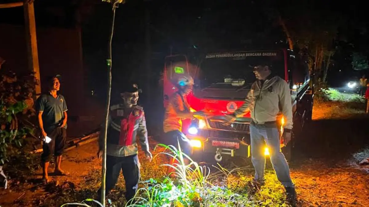CEPAT: Petugas BPBD dengan dibantu sejumlah aparat gabungan dan warga memadamkan api di lahan lereng Gunung Pegat, Sabtu (8/8). 