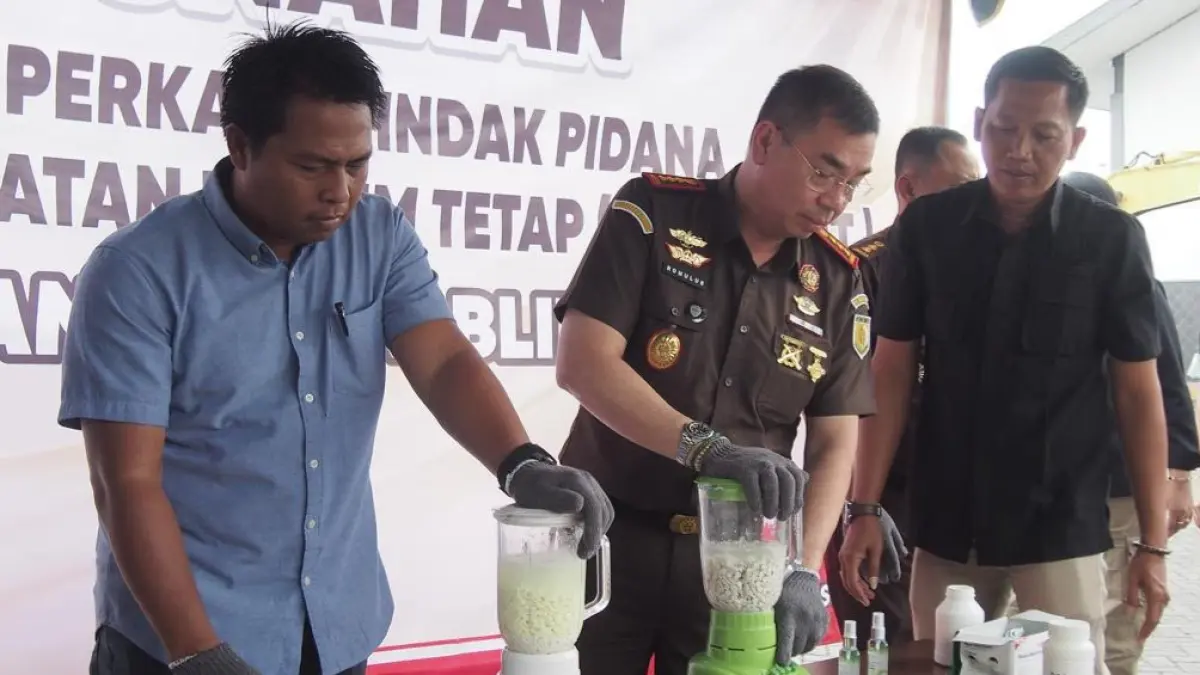 Kejaksaan Negeri (Kejari) Blitar memusnahkan barang bukti dari 96 perkara yang telah berkekuatan hukum tetap, termasuk 820 batang tanaman ganja dan puluhan ribu butir pil narkotika.