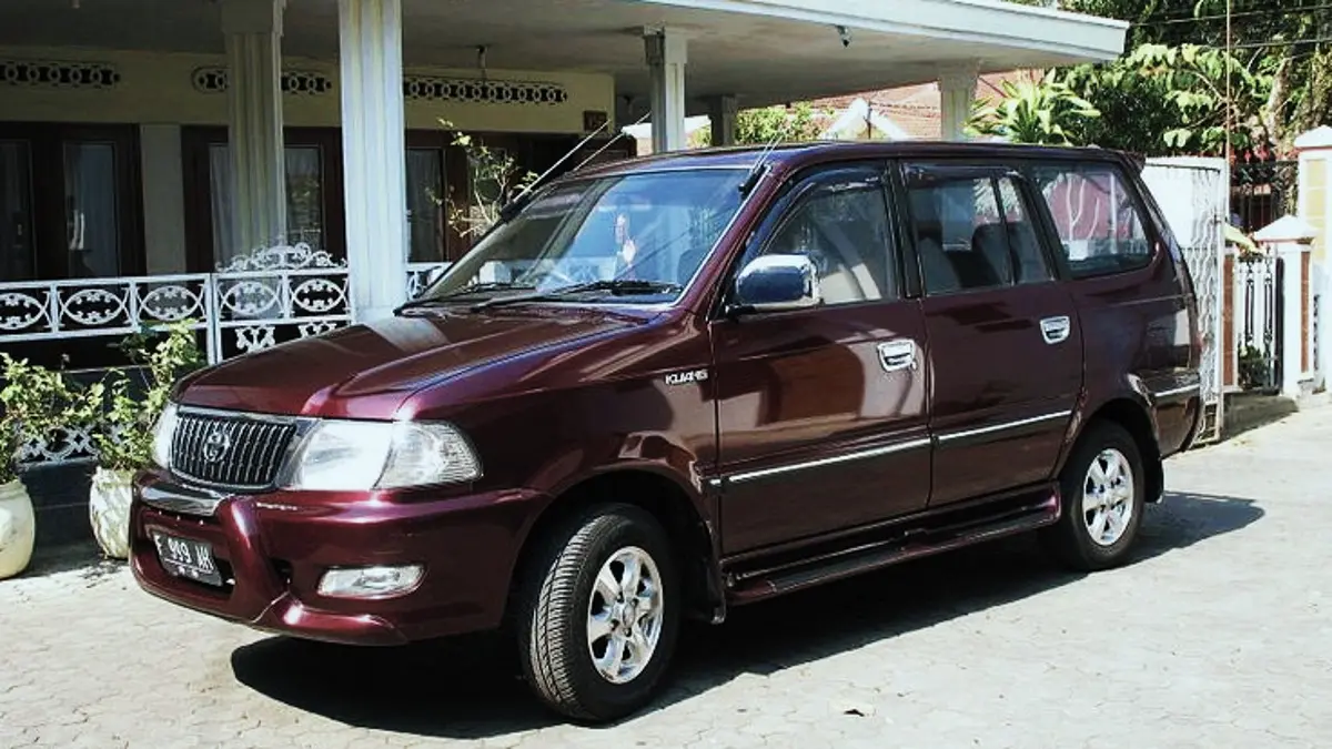 Kijang LGX bekas 2003 ditawarkan Rp74 juta nego. KM sekitar 136 ribu, mesin 1.800 cc, AC double blower dingin, interior lengkap dan pajak aktif. (PINTEREST)
