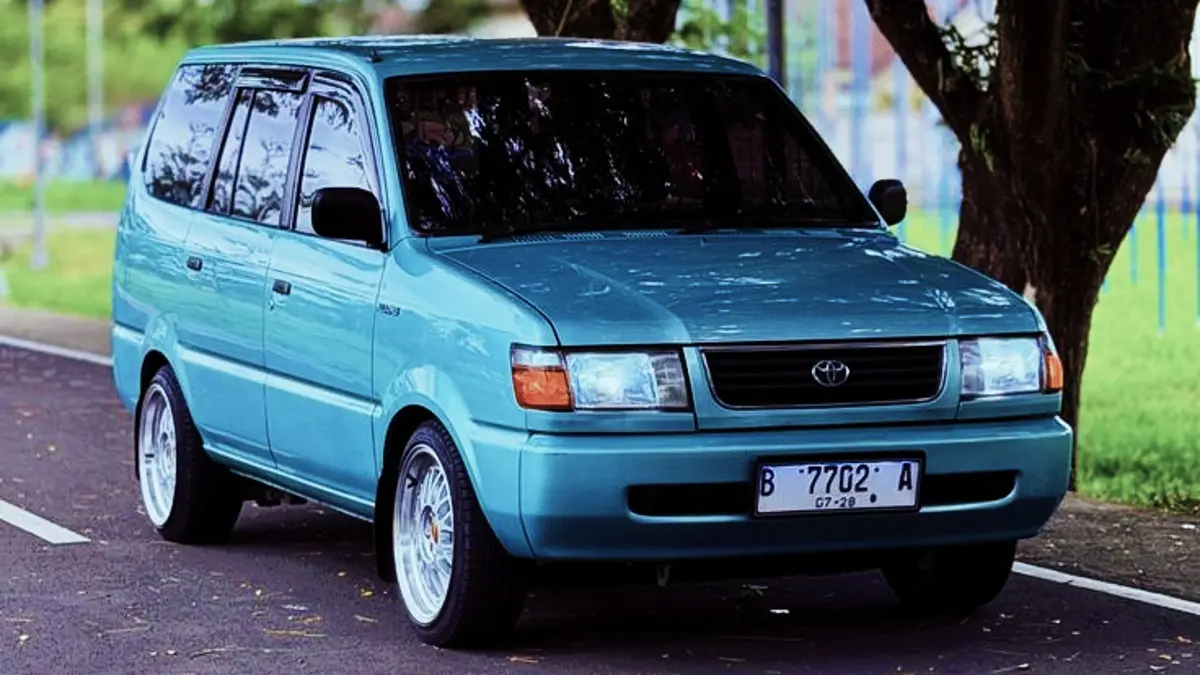 Kijang LGX bekas tahun 2002 bermesin diesel ini tampil dengan cat original, interior retrim, AC dingin, power window, dan mesin yang disebut halus. (PINTEREST)
