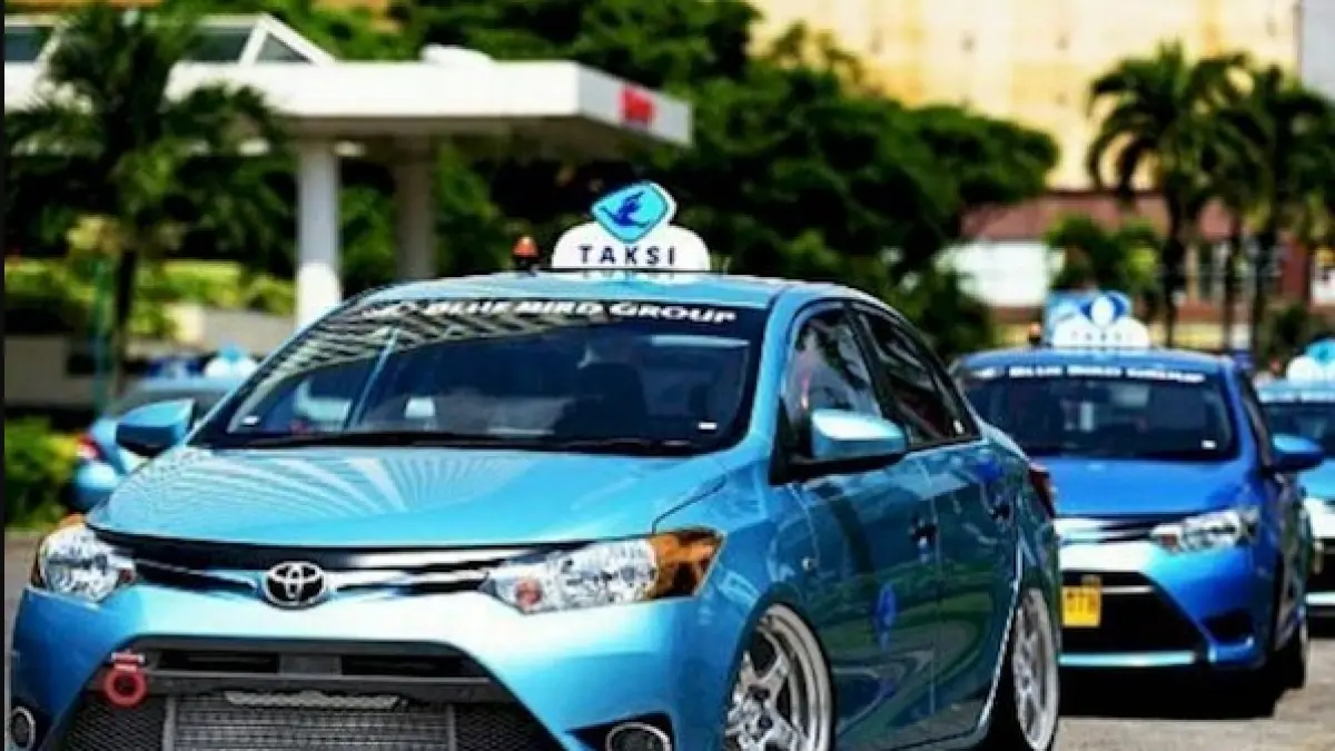 Mobil bekas taksi Bluebird di Pool Narogong ditawarkan mulai Rp50 jutaan. Ada Toyota Limo, Honda Mobilio hingga unit modifikasi.