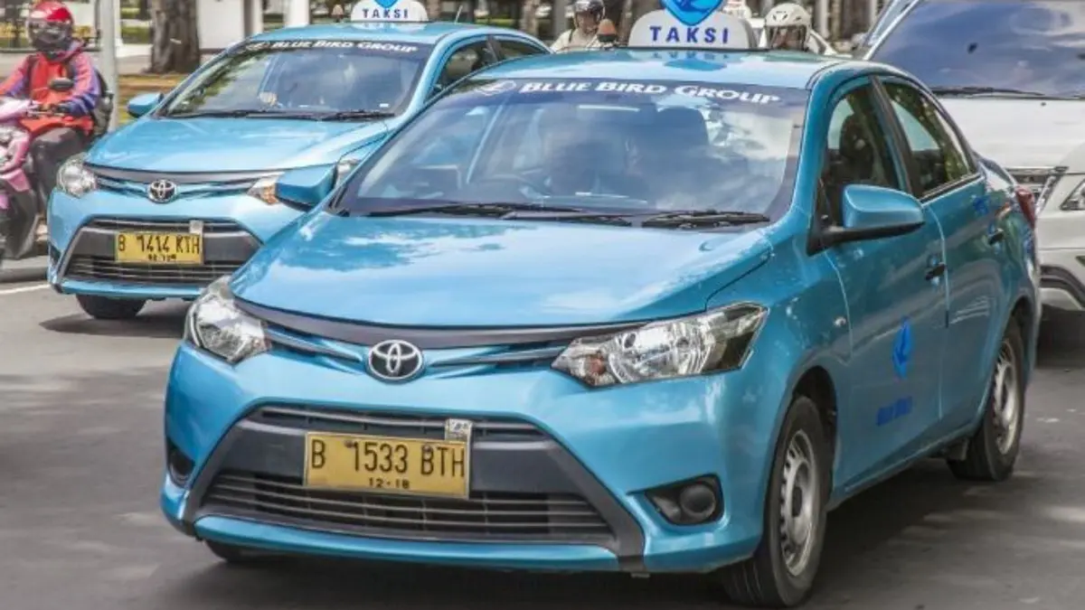 Mobil bekas taksi Bluebird kini tampil seperti mobil baru. Harga Rp10 jutaan, sudah upgrade tipe G, ban baru, Android, dan bergaransi mesin serta transmisi.(Pinterest)
