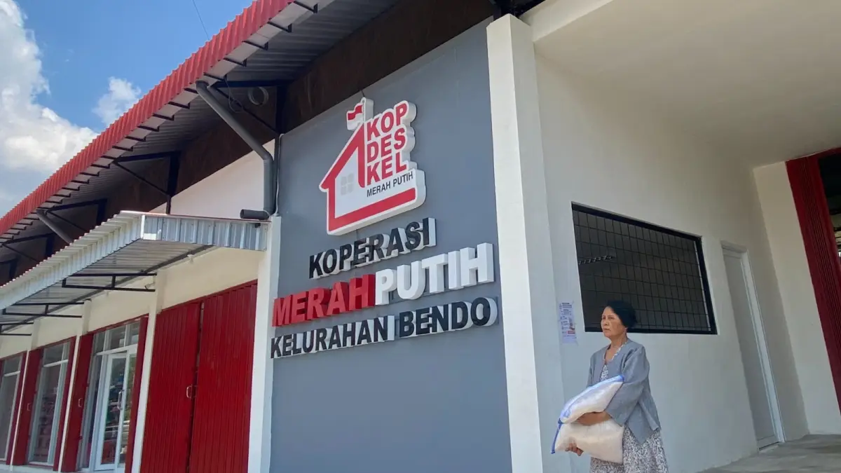 MOCH. LUKI AZHARI/RADAR BLITAR
ANTRE: Sejumlah keluarga penerima manfaat (KPM) bantuan program Beras Sejahtera Daerah (Rastrada) di Kecamatan Kepanjenkidul beberapa waktu lalu.