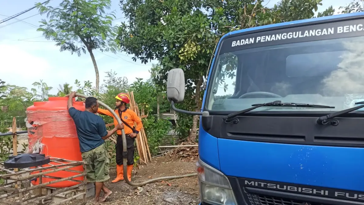 Petugas BPBD Kabupaten Blitar mendistribusikan bantuan air bersih kepada warga terdampak kekeringan di wilayah Blitar selatan.
