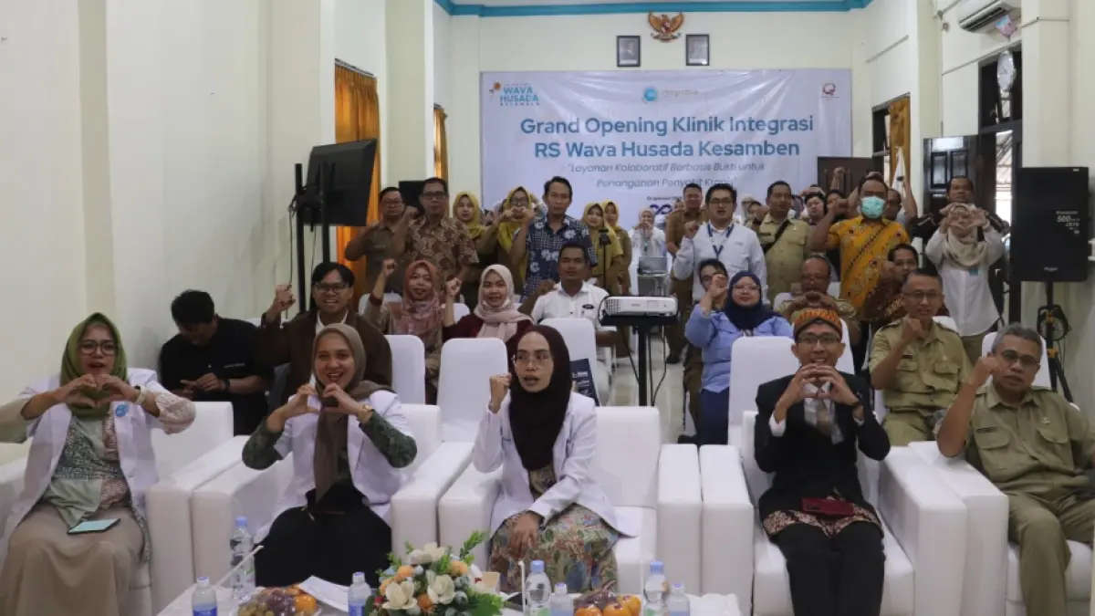 TATAG BACHTIAR/RADAR BLITAR 
INOVASI PELAYANAN: Direktur (dua dari kanan) beserta dokter pengisi acara webinar dan tamu undangan melakukan foto bersama.