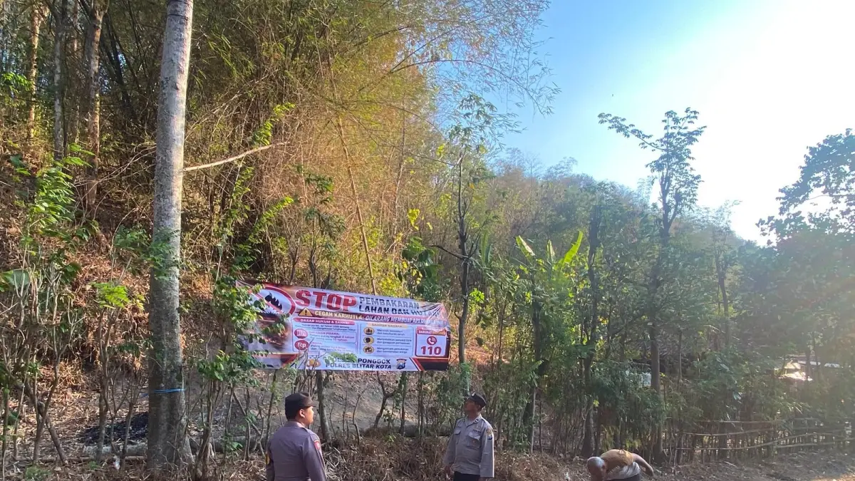 
ANTISIPASI: Polisi memasang banner pencegahan karhutla di kawasan Lereng Gunung Pegat di Kecamatan Ponggok, kemarin (11/8). 