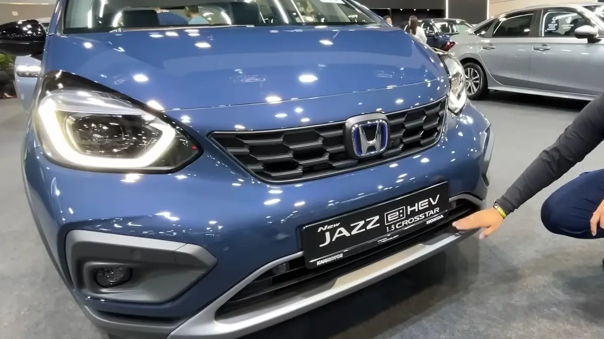 Honda Jazz 2026 tampil makin modern dengan desain sporty, kabin fleksibel, fitur Honda Sensing, hingga pilihan mesin hybrid. Simak bocoran lengkapnya. (SC YOUTUBE)
