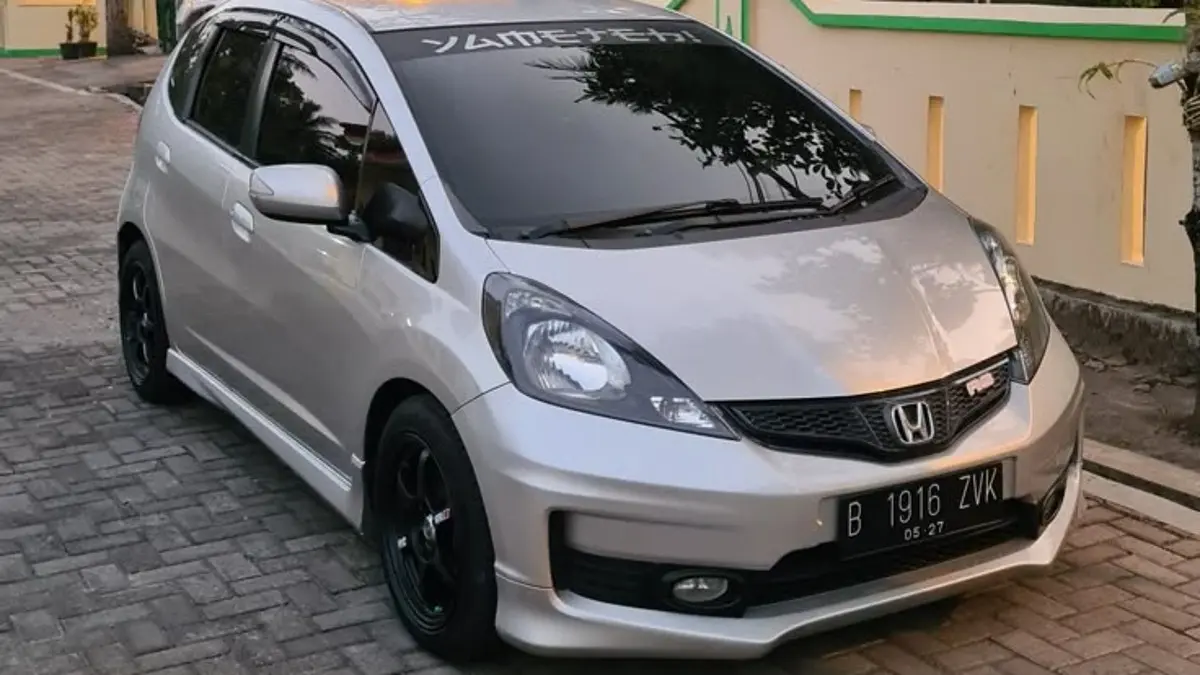 Honda Jazz GE8 2010 masih memikat meski berusia 13 tahun. Simak keunggulan desain, kabin lega, Ultra Seat, handling, dan durabilitasnya. (PINTEREST)
