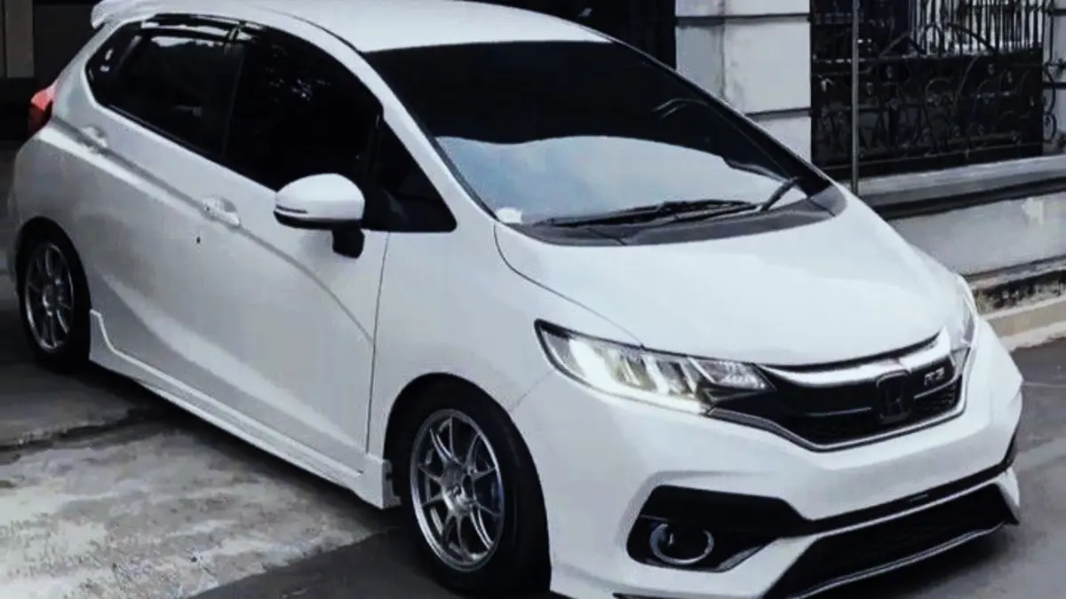 Honda Jazz GE8 vs GK5 punya karakter berbeda. Simak perbedaan transmisi, kelebihan dan tips memilih unit bekas sebelum membeli. (PINTEREST)
