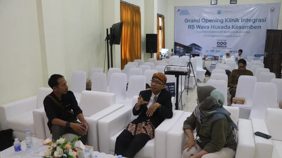 KUNJUNGAN
KOLABORATIF: Tim Jawa Pos Radar Blitar berbincang dengan Direktur RS Wava Kesamben, Dr Rusandri, kemarin. 