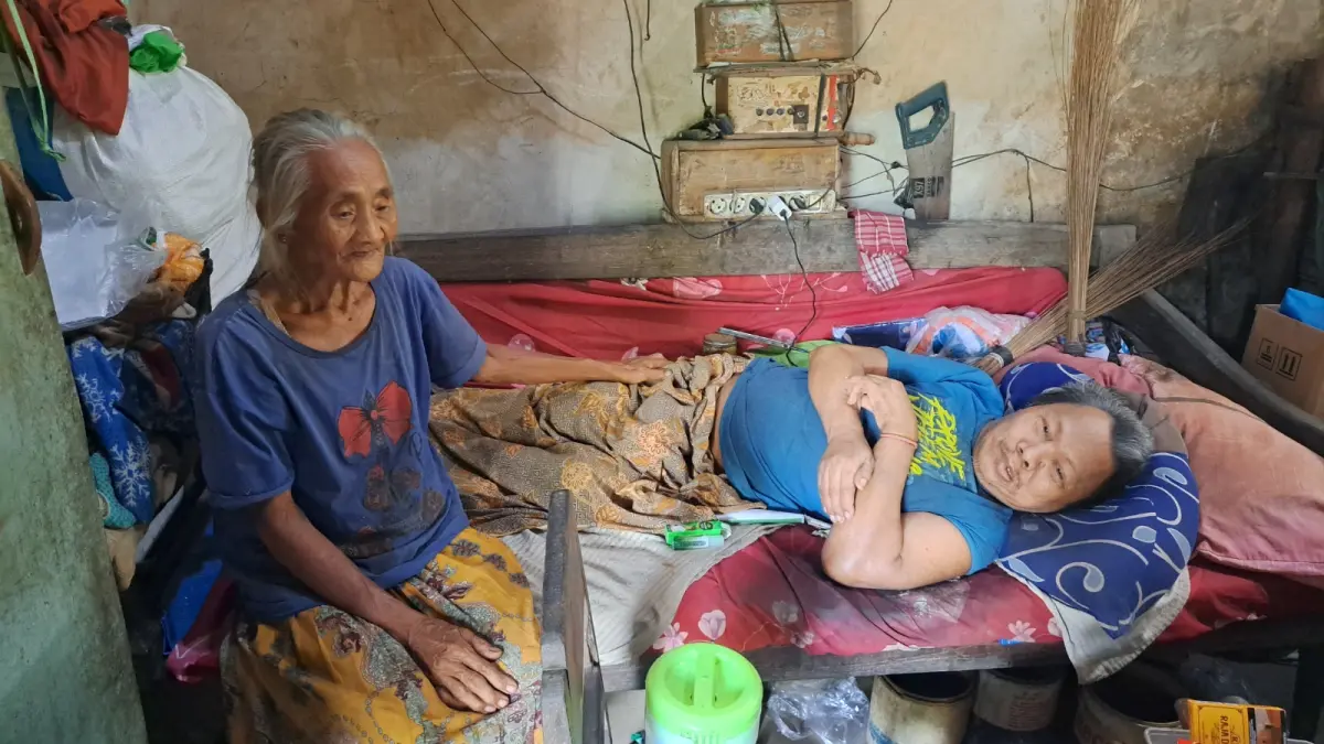 FAJAR RAHMAD ALI WARDANA, Kesamben, Radar Blitar 
Di usianya yang telah menginjak 93 tahun, Sumarmi, warga Desa Pagerwojo, Kecamatan Kesamben, masih menjadi pelindung utama bagi keluarganya. Langkah kakinya mungkin tak lagi secepat dulu, tetapi dia semangat merawat anak sulungnya bernama Heri Eko Supoyo, 53, yang lumpuh, serta sang adiknya, Suprihatin, 74, yang memiliki riwayat sakit kejang.